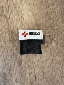 Porte-clés miniature avec masque d’insufflation, pratique et léger, idéal pour sécurité et premiers secours.