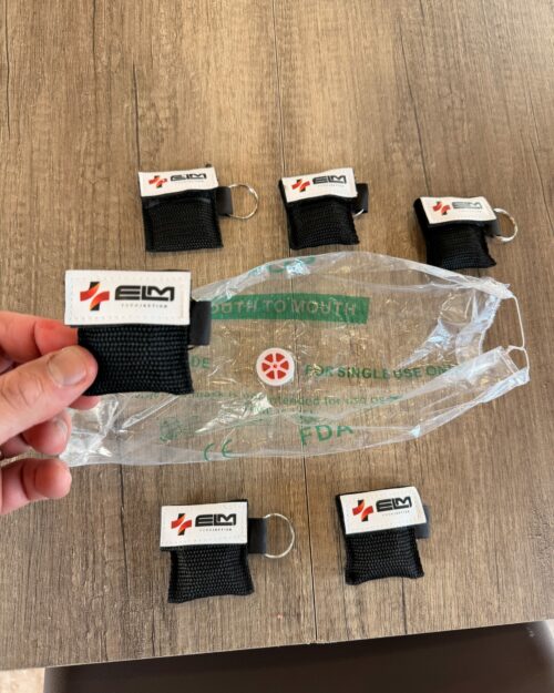 Porte-clés miniature avec masque d’insufflation, pratique et léger, idéal pour sécurité et premiers secours