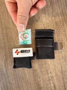 Porte-clés miniature avec masque d’insufflation, pratique et léger, idéal pour sécurité et premiers secours