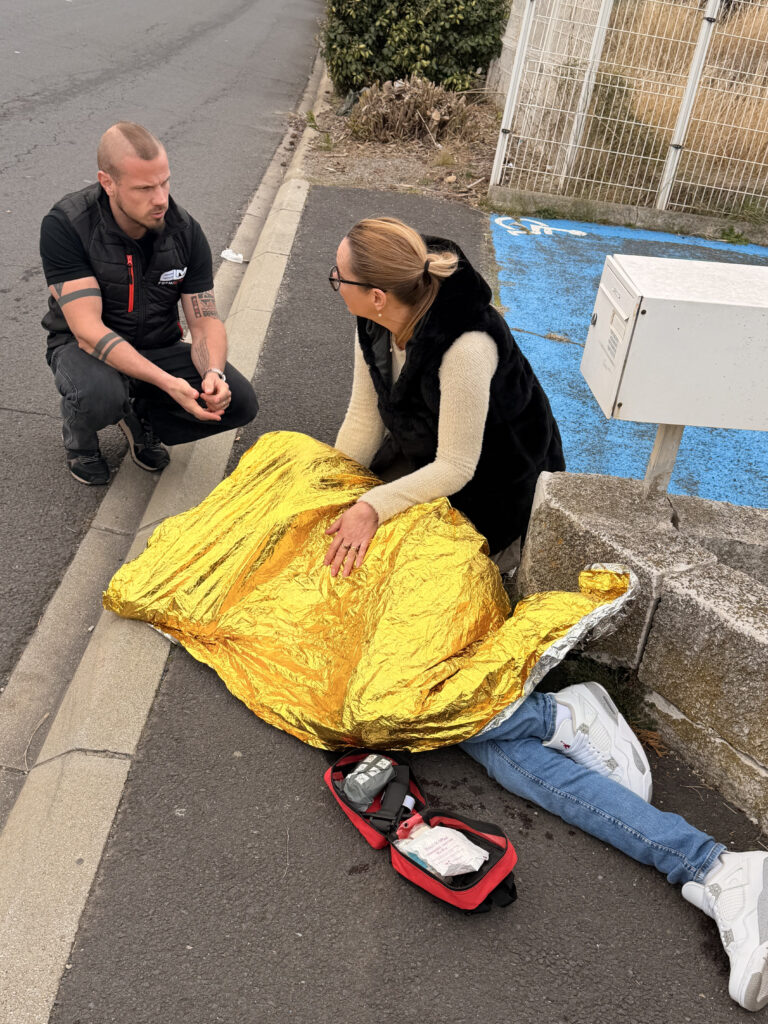 Formation SST initial – salarié réalisant les gestes de premiers secours en entreprise