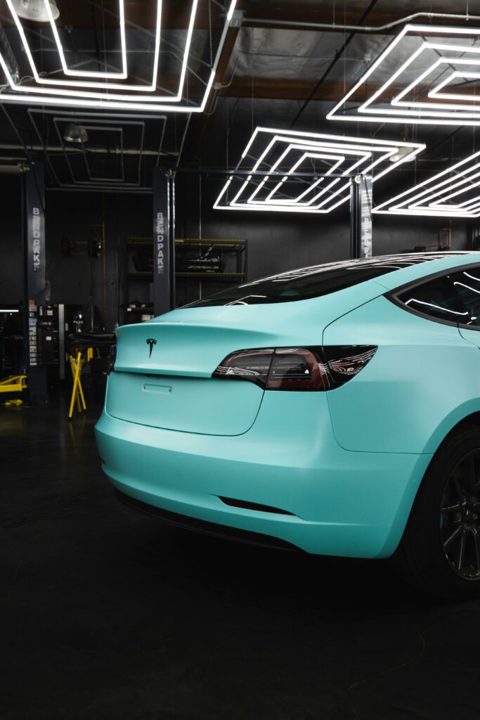 Voiture électrique en atelier de réparation