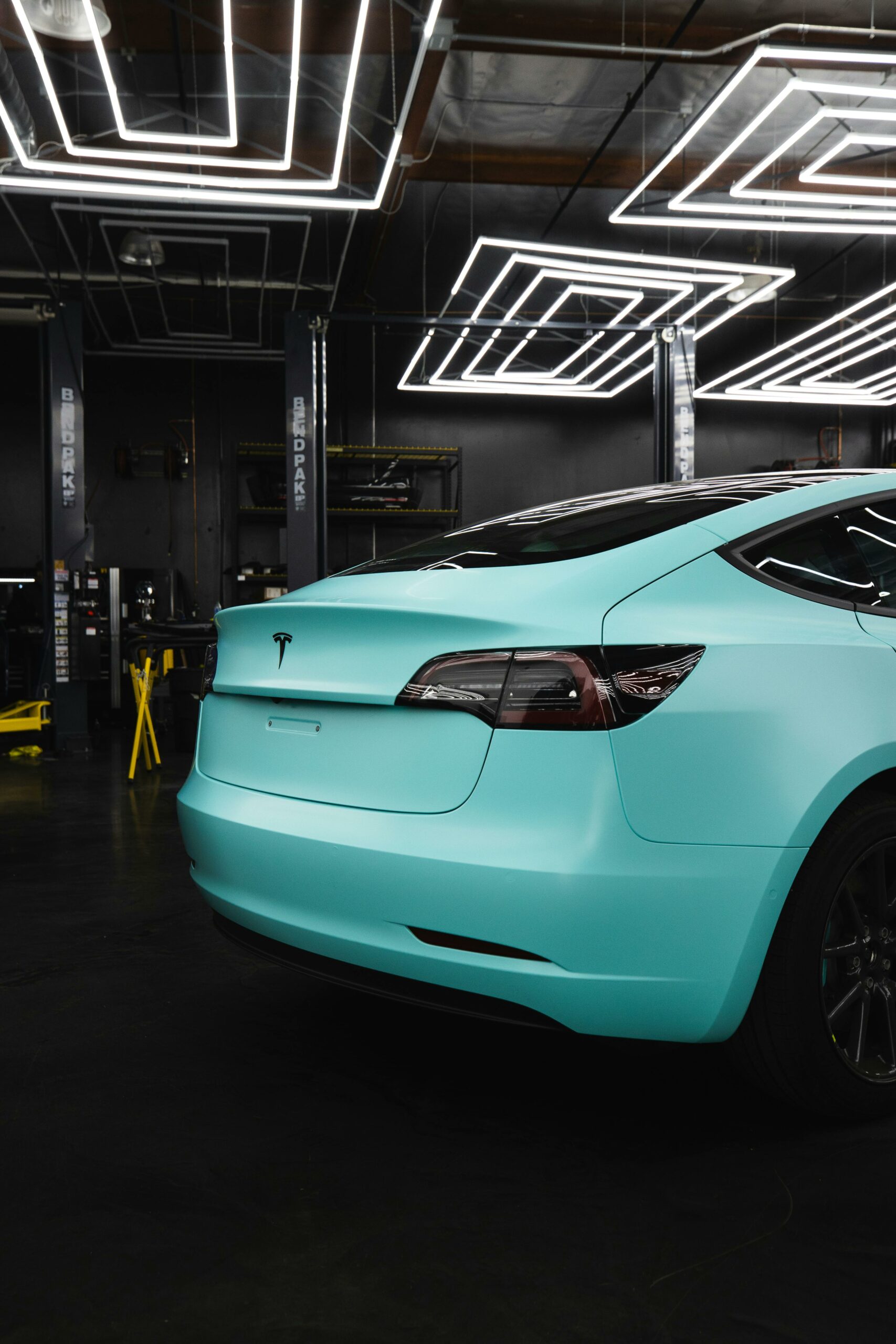 Voiture électrique en atelier de réparation